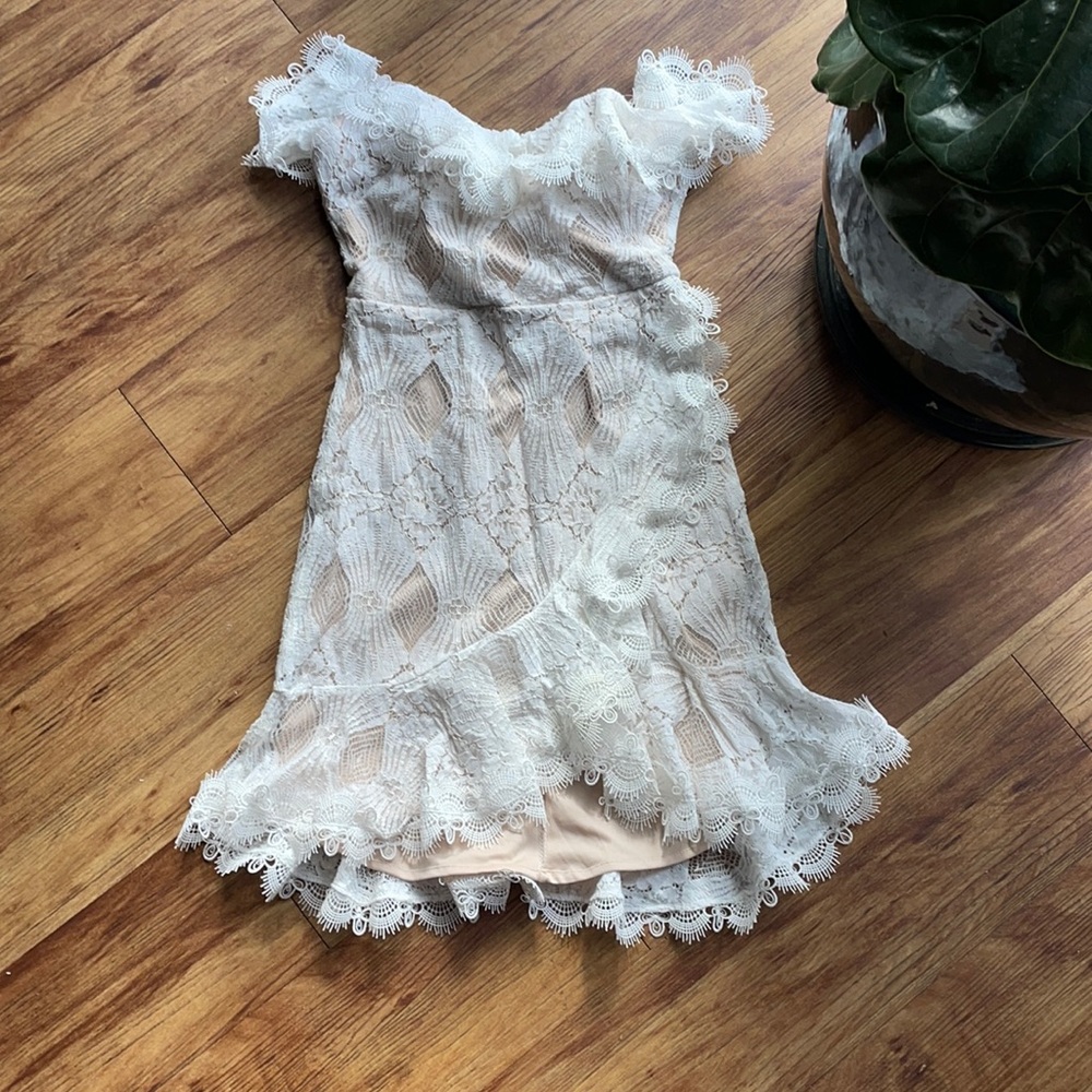 September lace mini dress 🦢